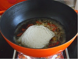 香辣酸湯肥牛米線的做法 步骤5