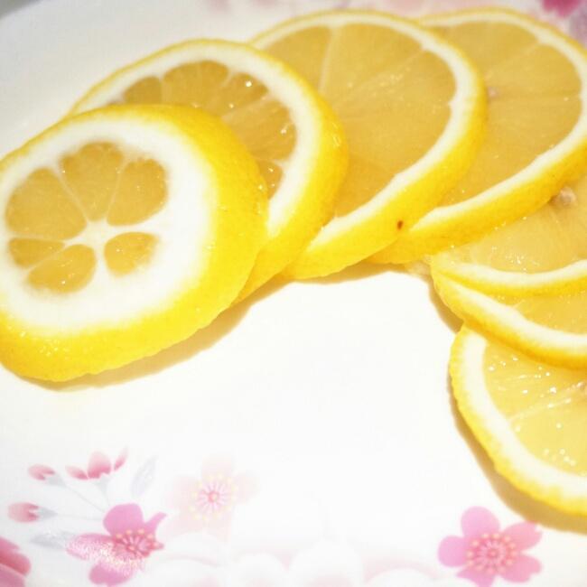 俄羅斯風味濃郁檸檬紅茶的做法 步骤1