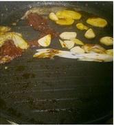 豆瓣醬燒黃魚的做法 步骤3