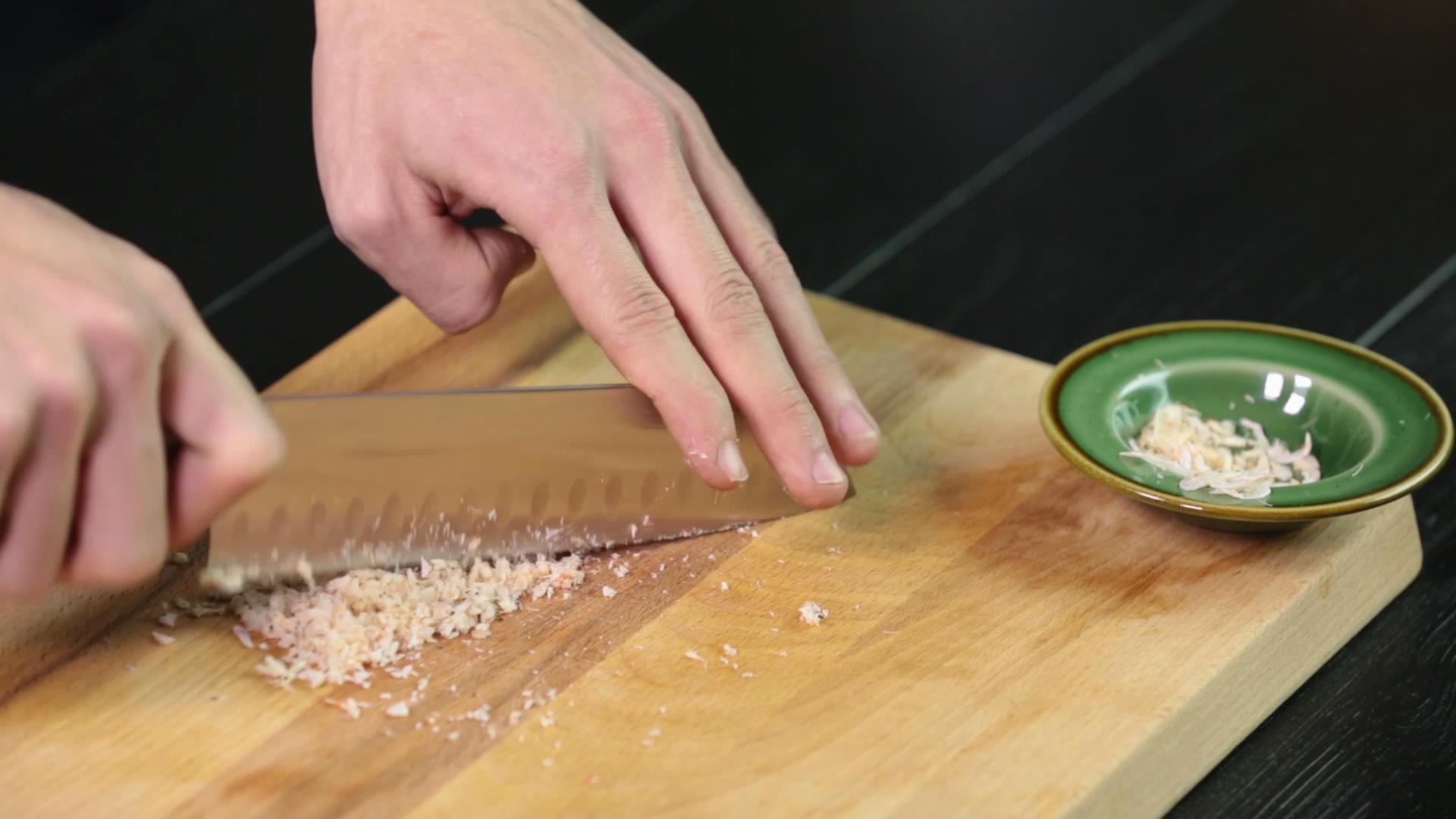 菠菜蝦皮煎餅 | 爸爸廚房 VOL . 93 菠菜 蝦皮 麪粉 雞蛋黃 沙拉醬的做法 步骤1