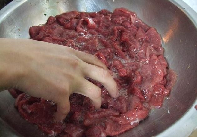 火鍋店嫩牛肉製作方法的做法 步骤4