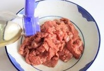 椒香木耳炒牛肉的做法 步骤5