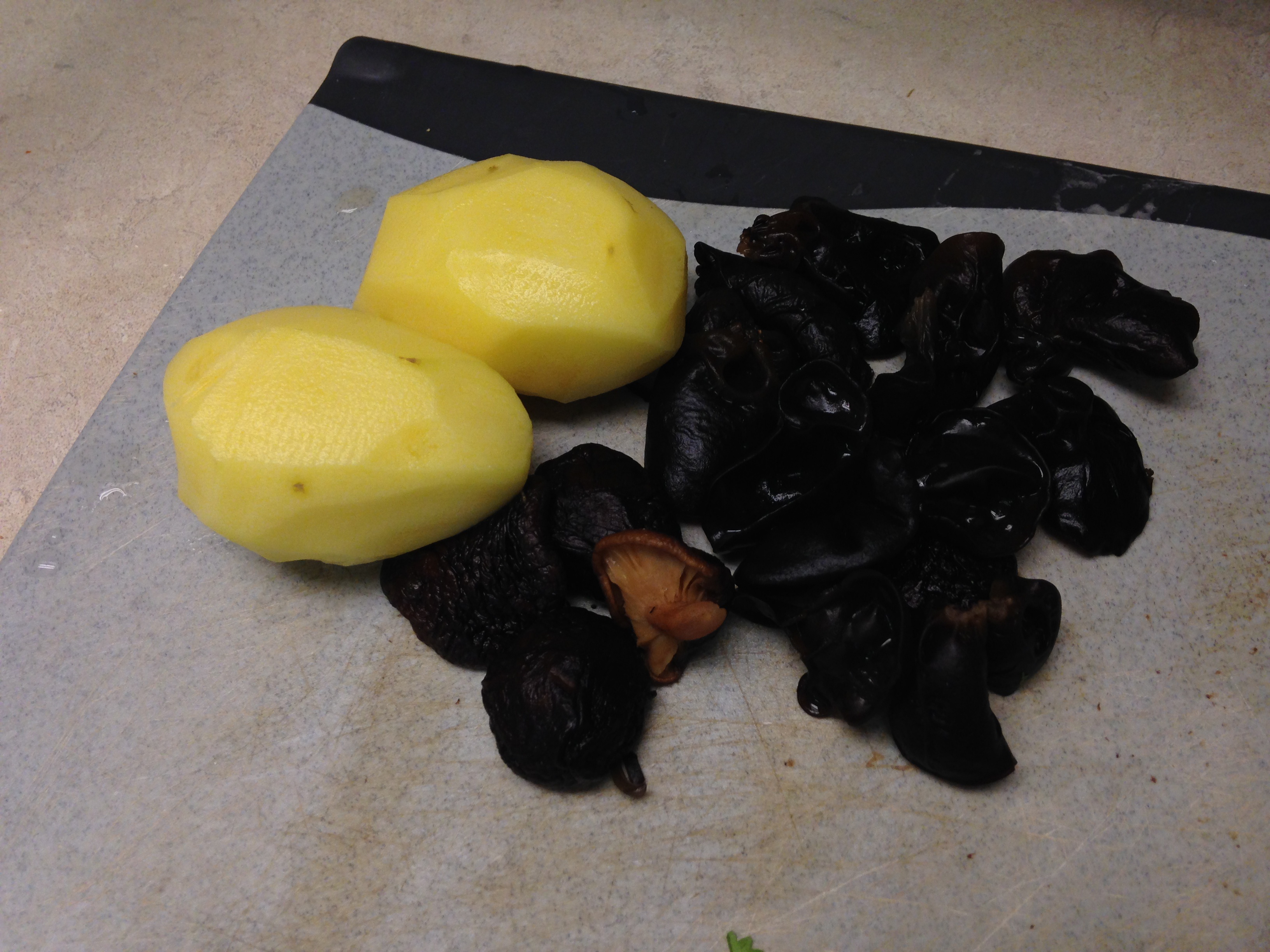 香菇土豆悶飯的做法 步骤1