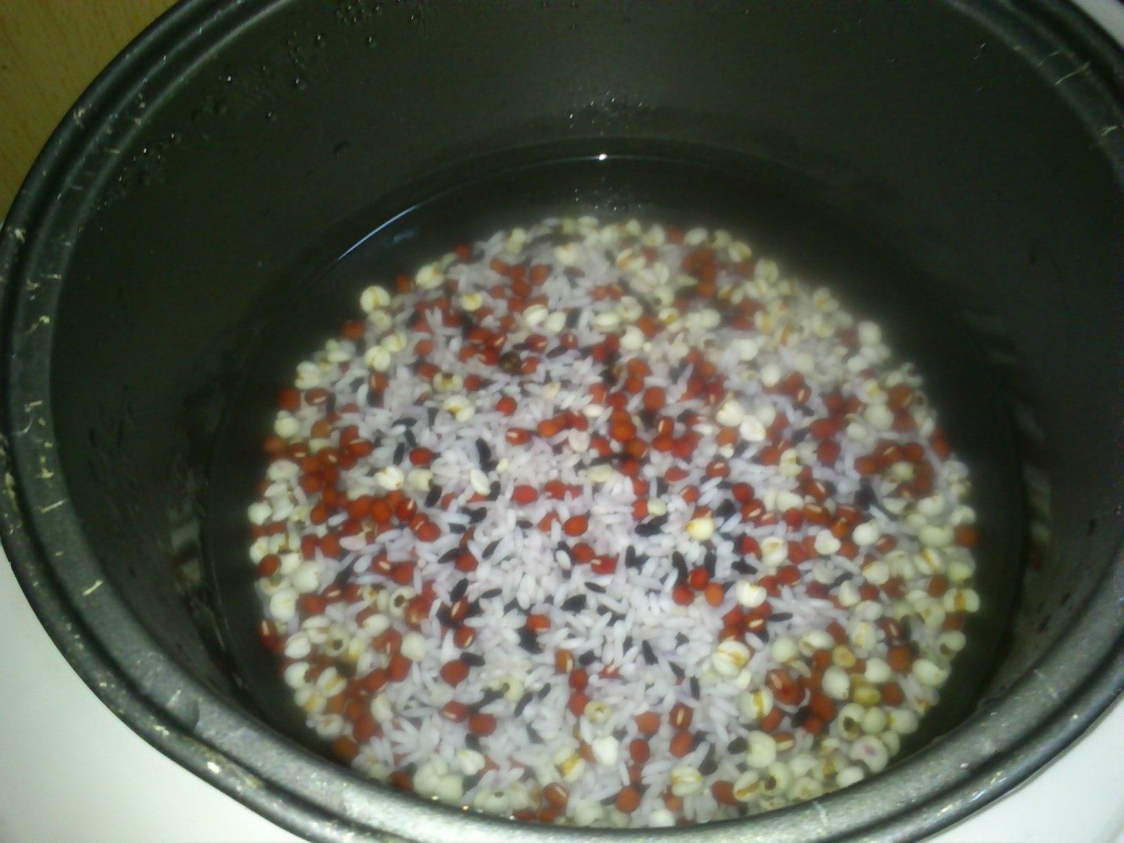 紅豆小米薏米黑米粥的做法 步骤2