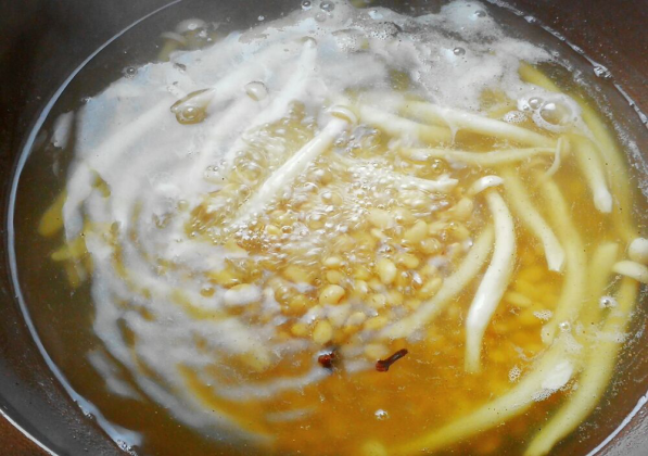 暑天吃得下的清爽高湯麪，補充下營養！黃豆玉菇高湯麪·圓滿素食的做法 步骤6