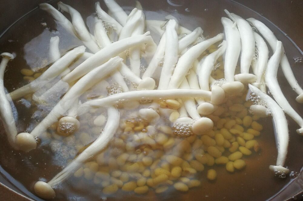 暑天吃得下的清爽高湯麪，補充下營養！黃豆玉菇高湯麪·圓滿素食的做法 步骤5