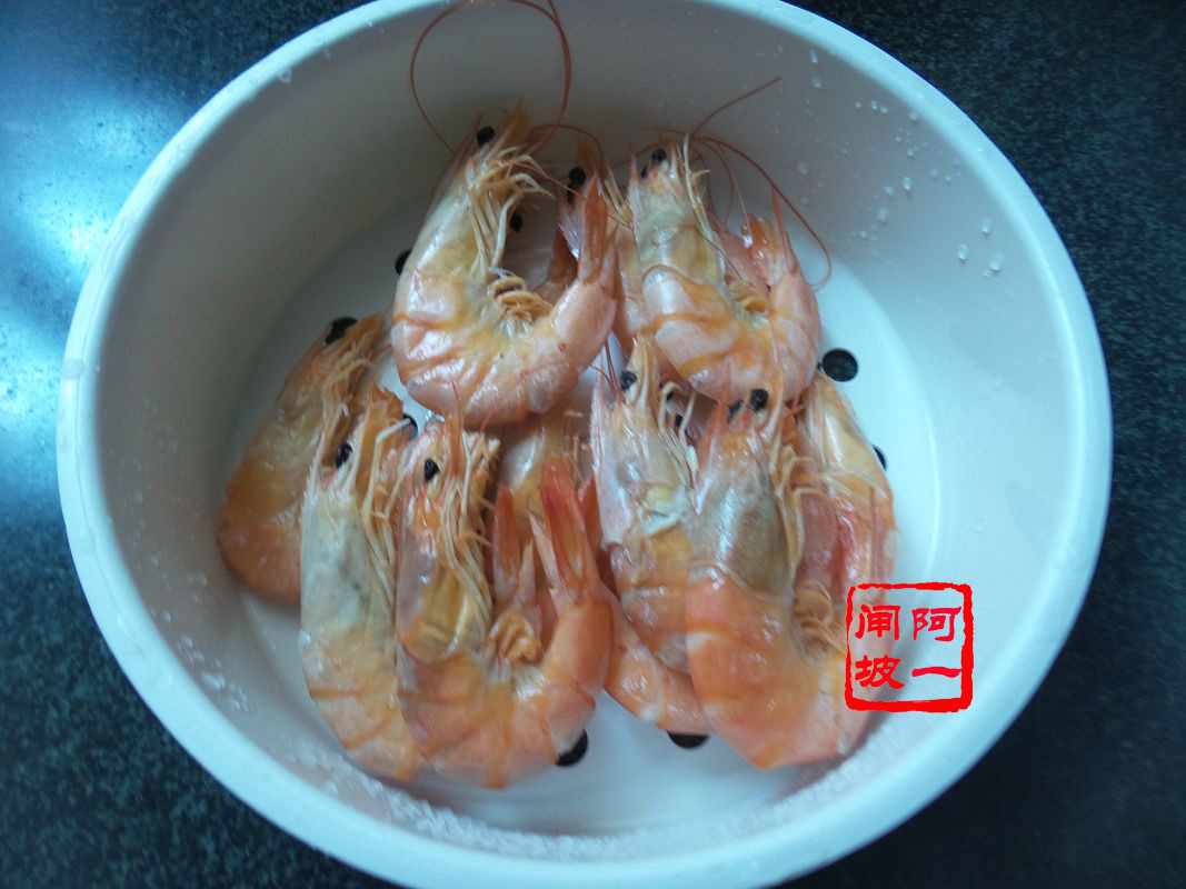 老乾媽油燜對蝦的做法 步骤2