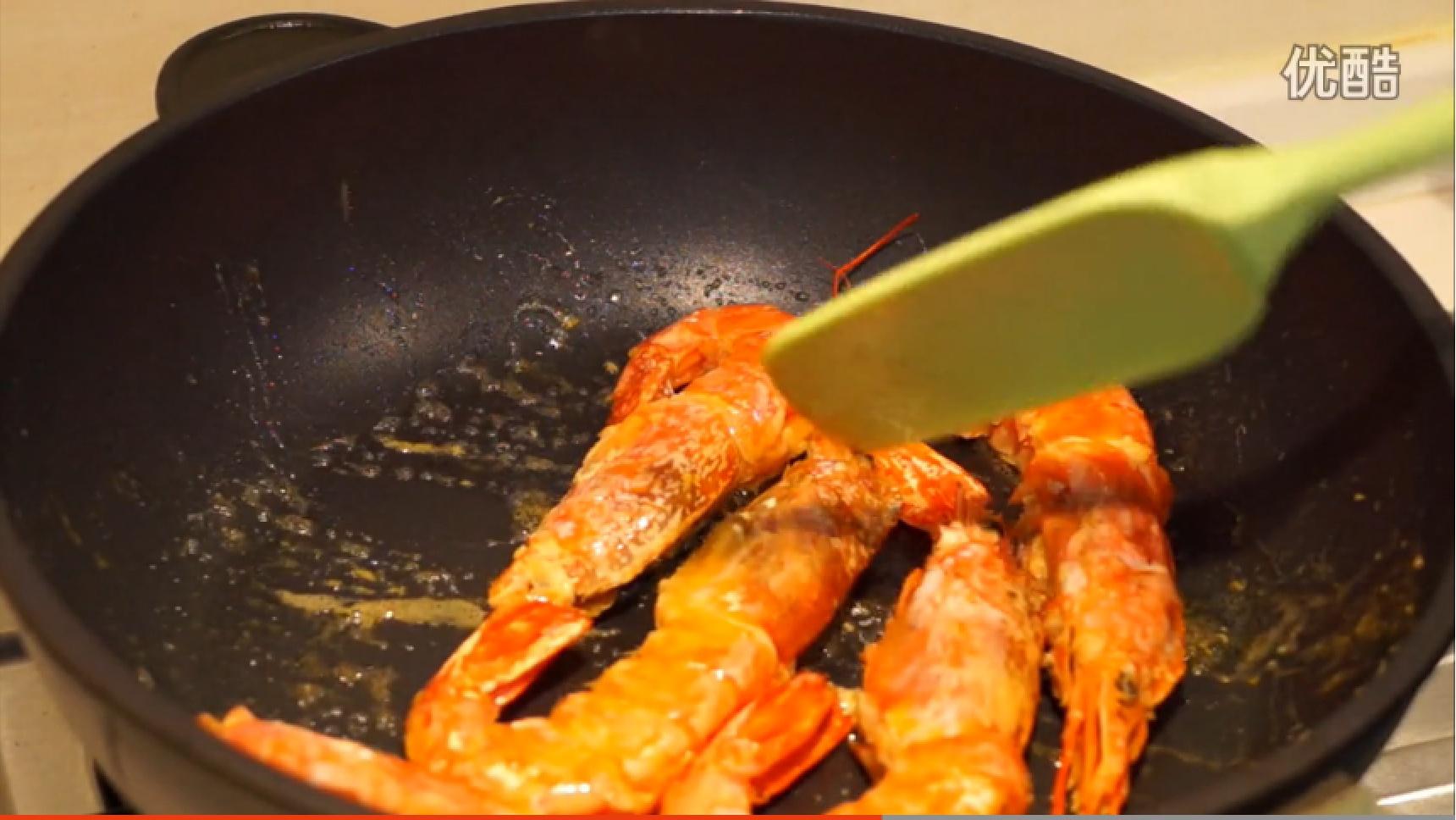 泰式冬陰功湯和如何處理大蝦【米二喬的七味廚房第10集】的做法 步骤3