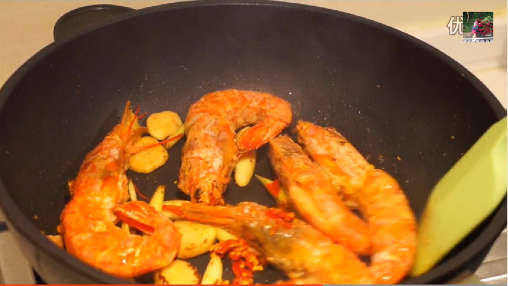 泰式冬陰功湯和如何處理大蝦【米二喬的七味廚房第10集】的做法 步骤4