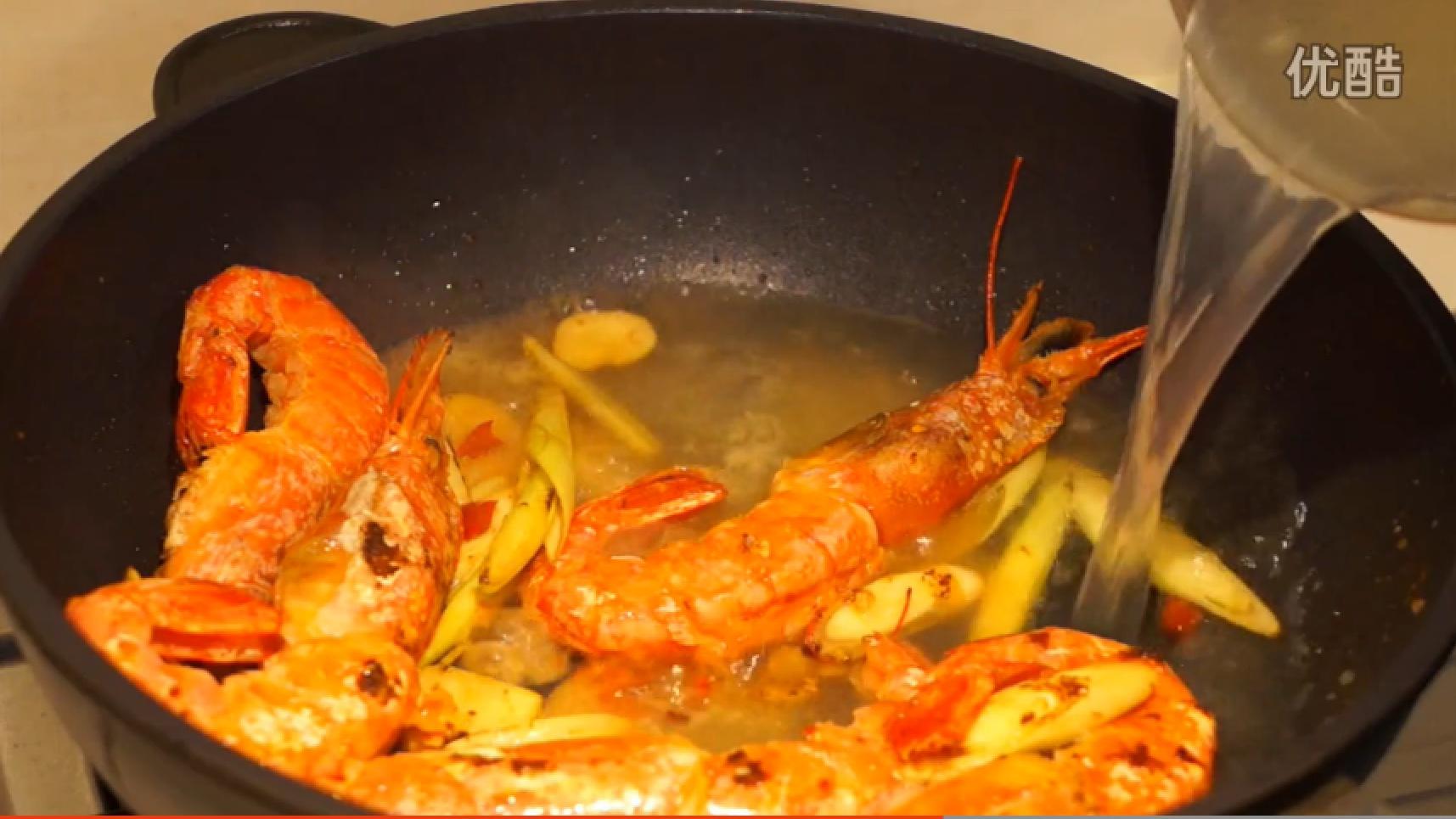 泰式冬陰功湯和如何處理大蝦【米二喬的七味廚房第10集】的做法 步骤5