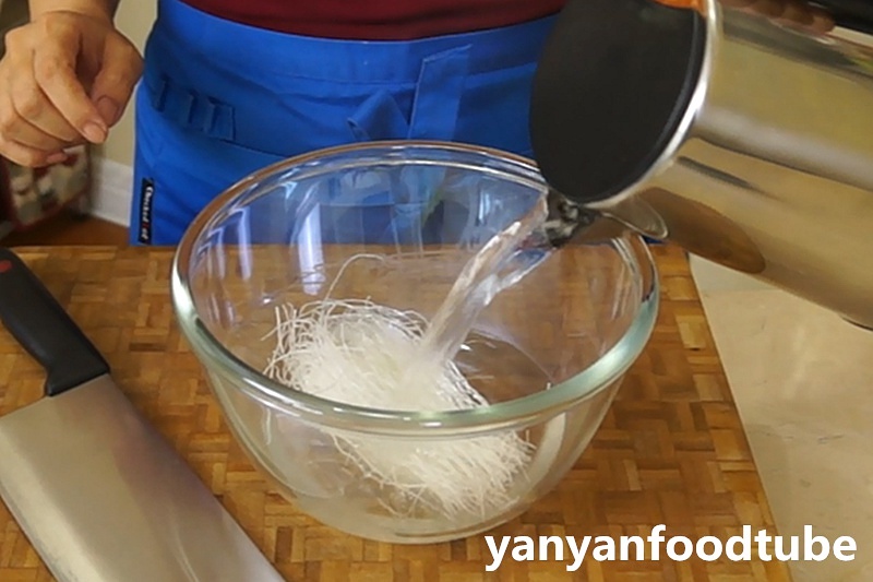 捲心菜炒粉絲 Glass noodles with Cabbage的做法 步骤2