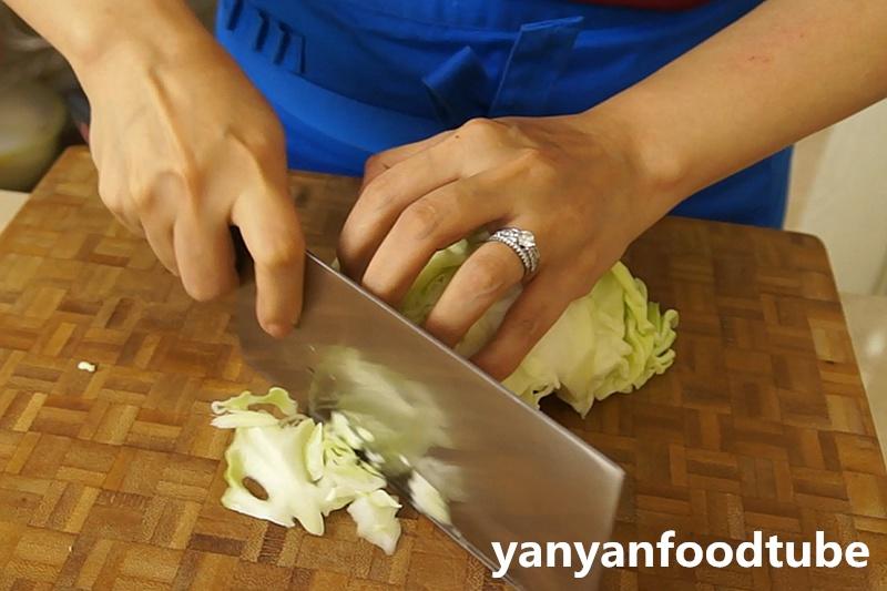 捲心菜炒粉絲 Glass noodles with Cabbage的做法 步骤3