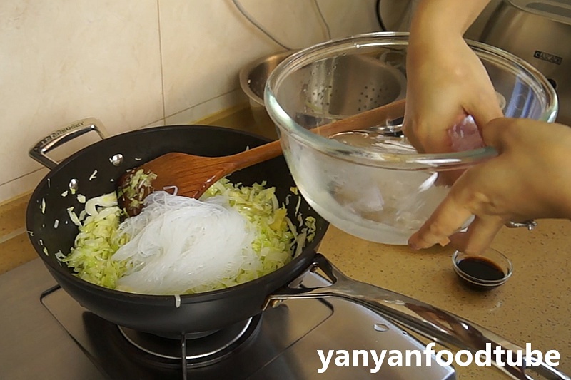 捲心菜炒粉絲 Glass noodles with Cabbage的做法 步骤5