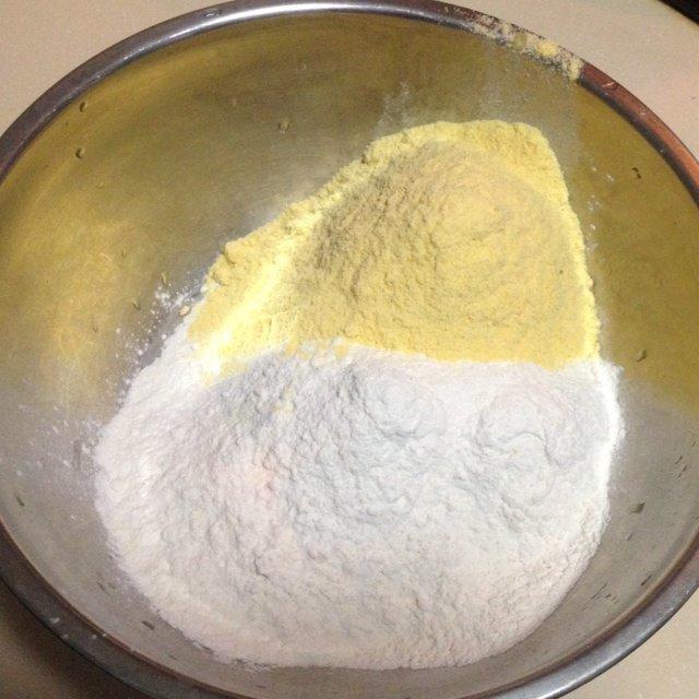 玉米麪發糕（高壓鍋版）的做法 步骤1