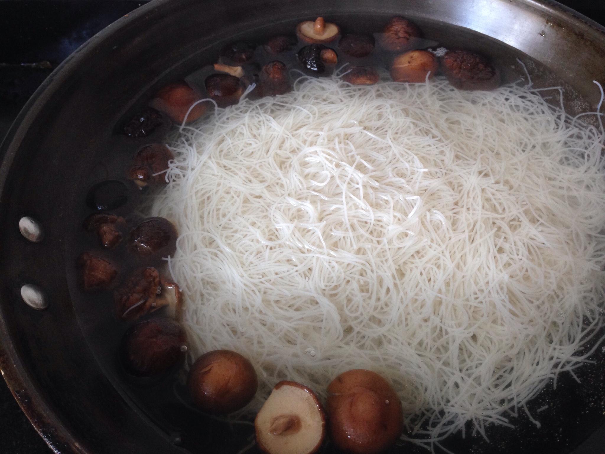 香菇米線的做法 步骤5