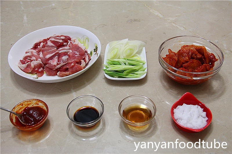 辣白菜炒五花肉 Korean Spicy Cabbage with Fried Pork Belly的做法 步骤1