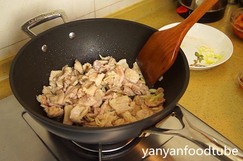 辣白菜炒五花肉 Korean Spicy Cabbage with Fried Pork Belly的做法 步骤2