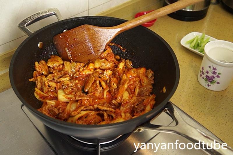 辣白菜炒五花肉 Korean Spicy Cabbage with Fried Pork Belly的做法 步骤4