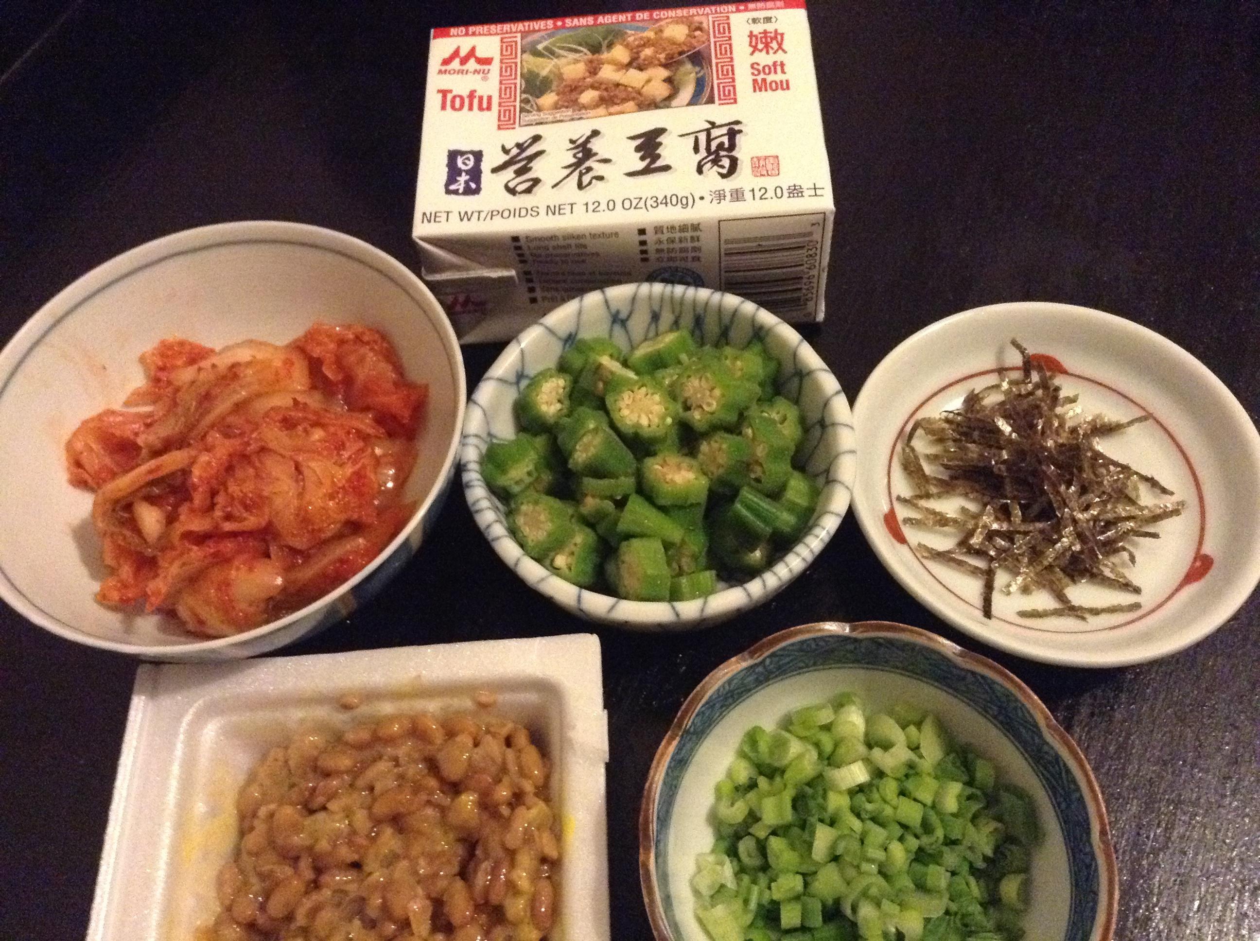 納豆・秋葵・キムチ・豆腐丼的做法 步骤2