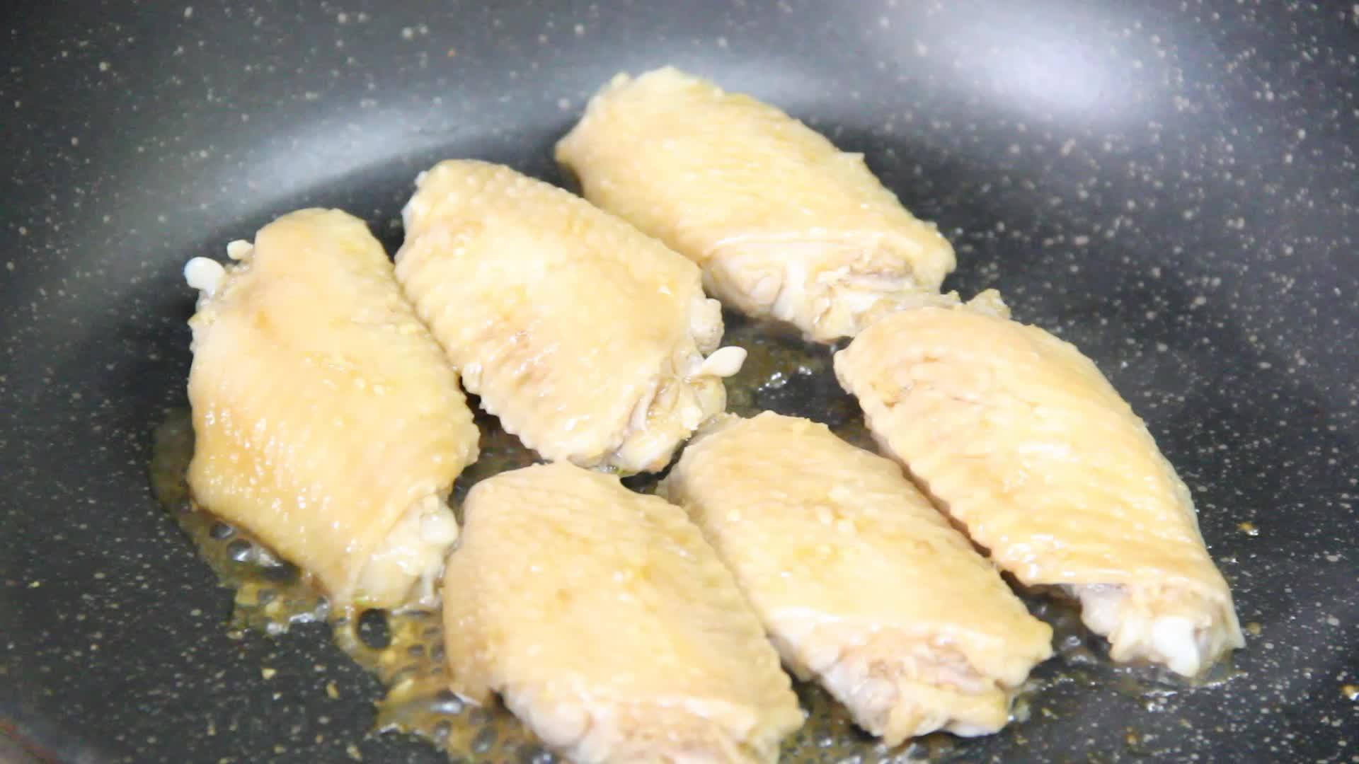 【小食刻 2】煎雞翅的做法 步骤7