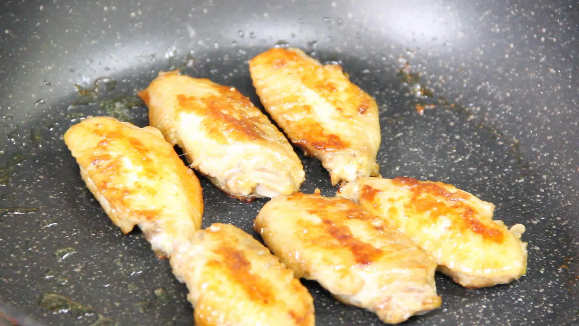【小食刻 2】煎雞翅的做法 步骤8