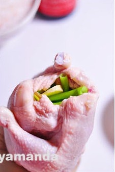 【曼食慢語】蔥姜鹽焗童子雞的做法 步骤2