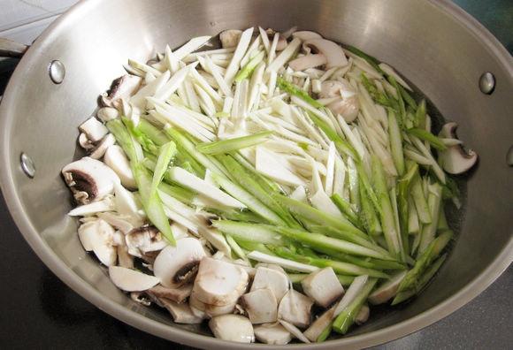 茭白蘆筍炒蘑菇的做法 步骤4