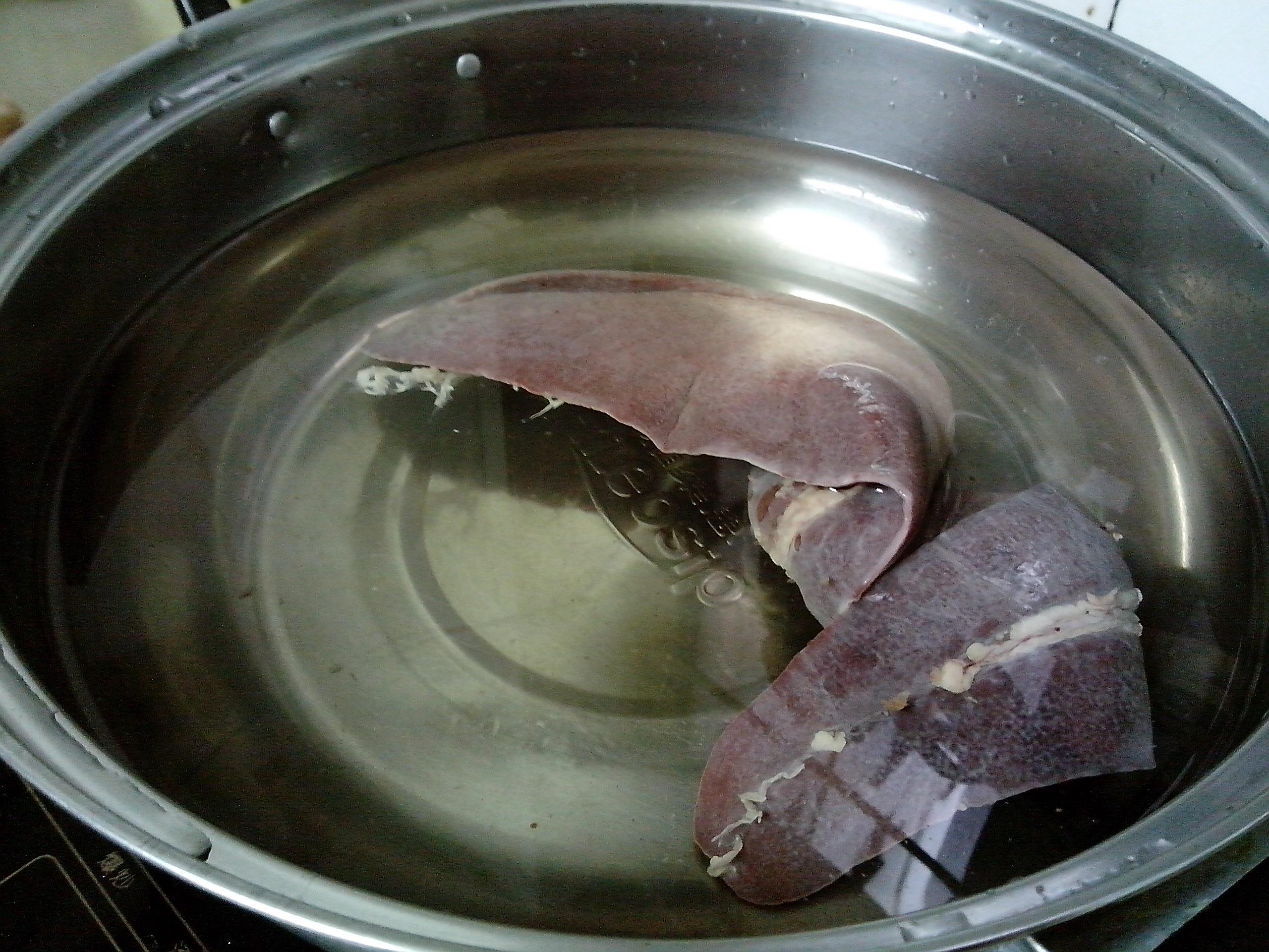 牛蒡豬橫脷湯的做法 步骤2