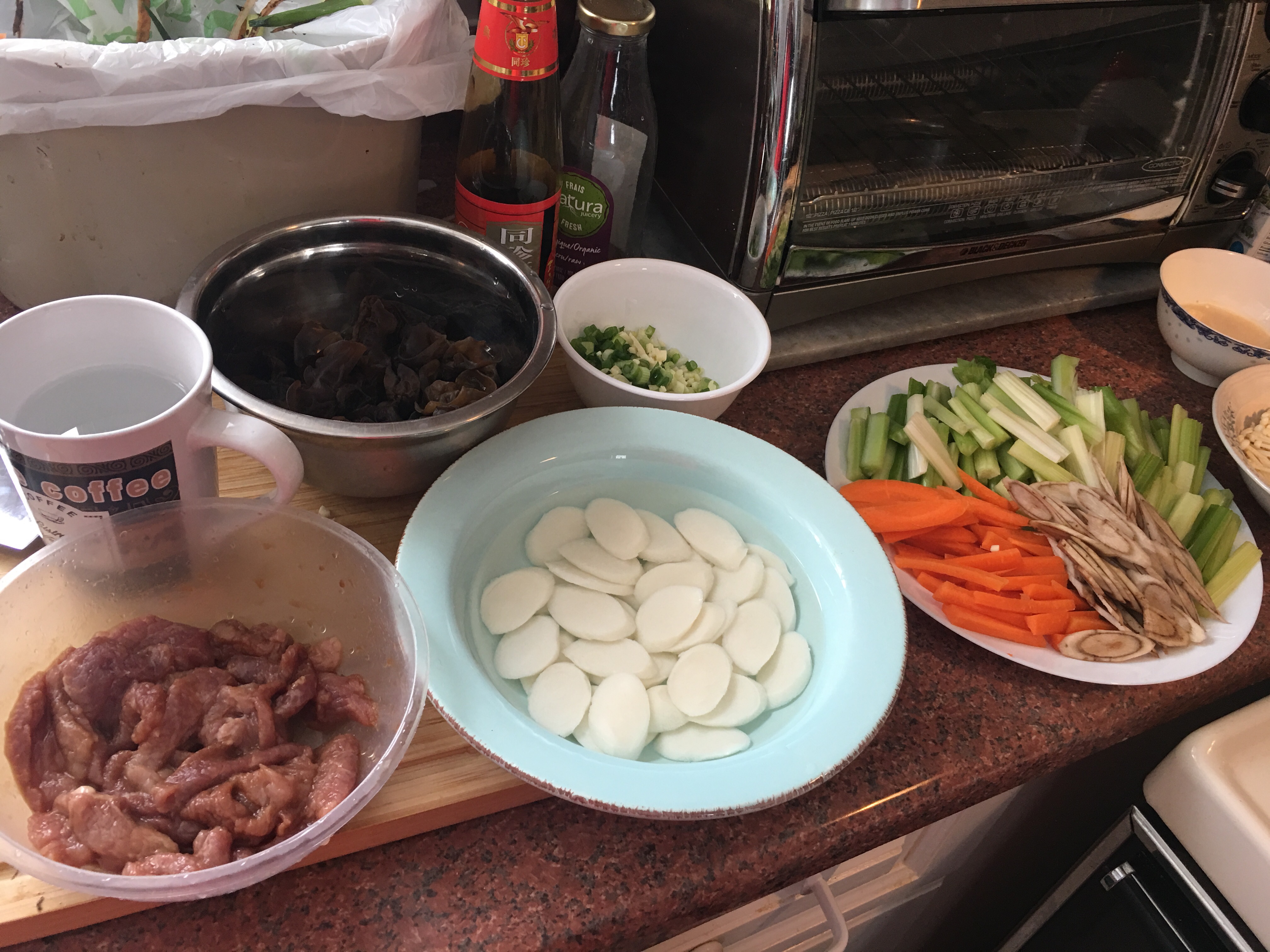 芹菜 瘦肉 木耳 牛蒡 雜菜炒年糕的做法 步骤2