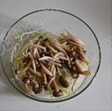 蟹味菇拌豆芽的做法 步骤3