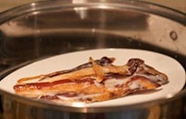 幹鍋臘肉蟹味菇的做法 步骤1