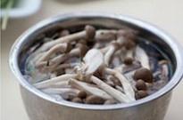幹鍋臘肉蟹味菇的做法 步骤2