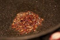 幹鍋臘肉蟹味菇的做法 步骤8