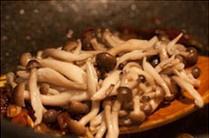 幹鍋臘肉蟹味菇的做法 步骤13