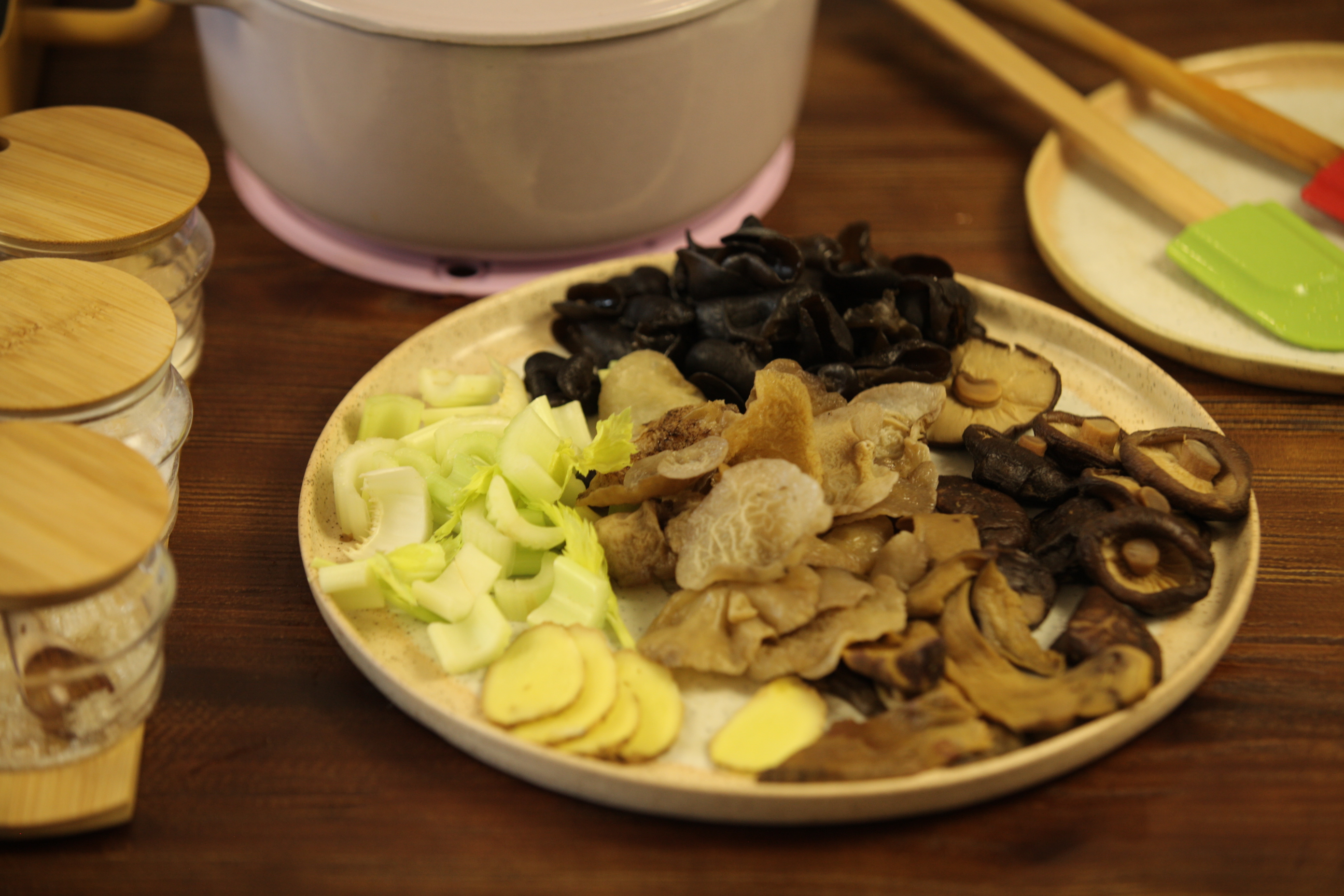 快手家常素菜——黑胡椒西芹炒雜菌的做法 步骤1