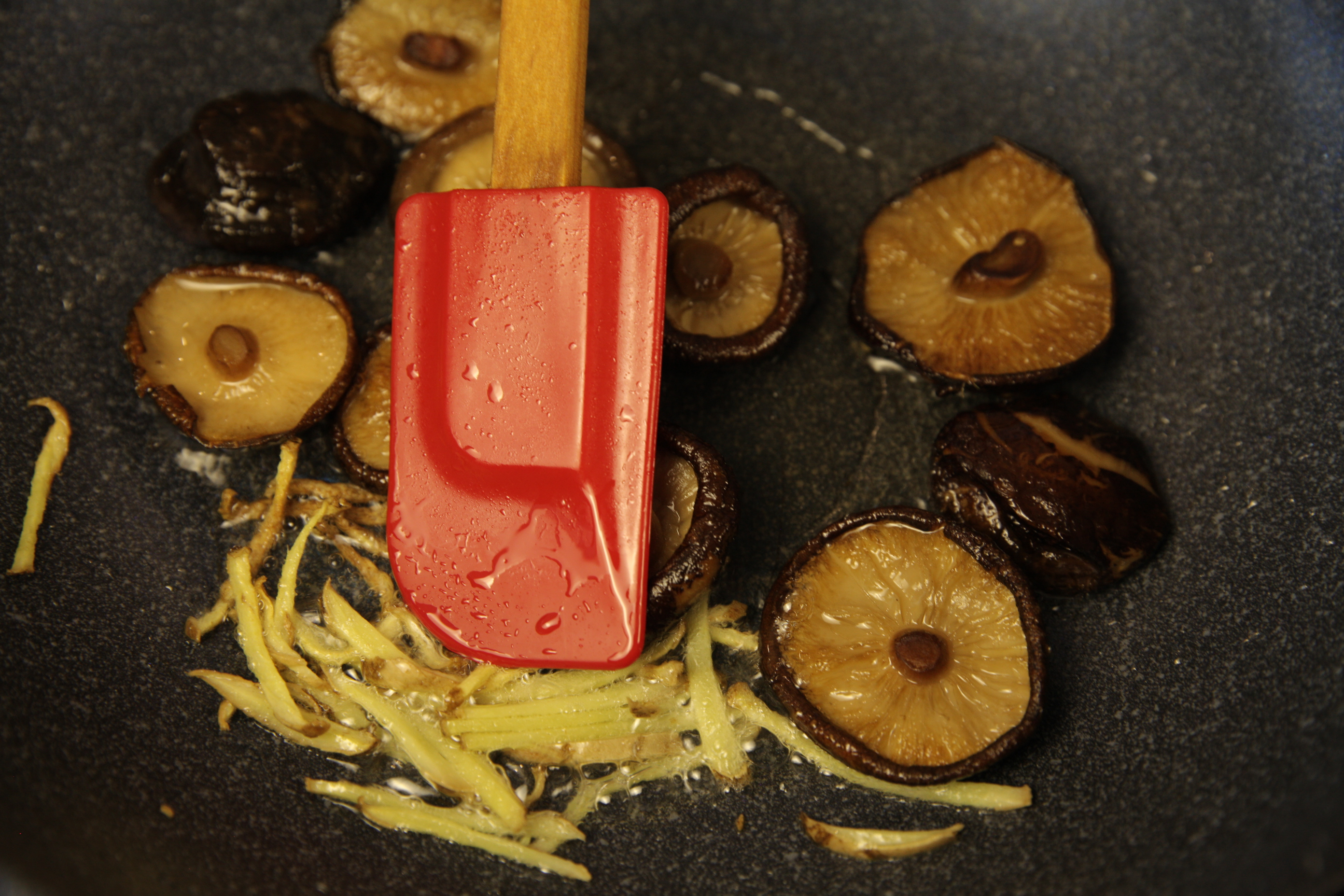 快手家常素菜——黑胡椒西芹炒雜菌的做法 步骤3