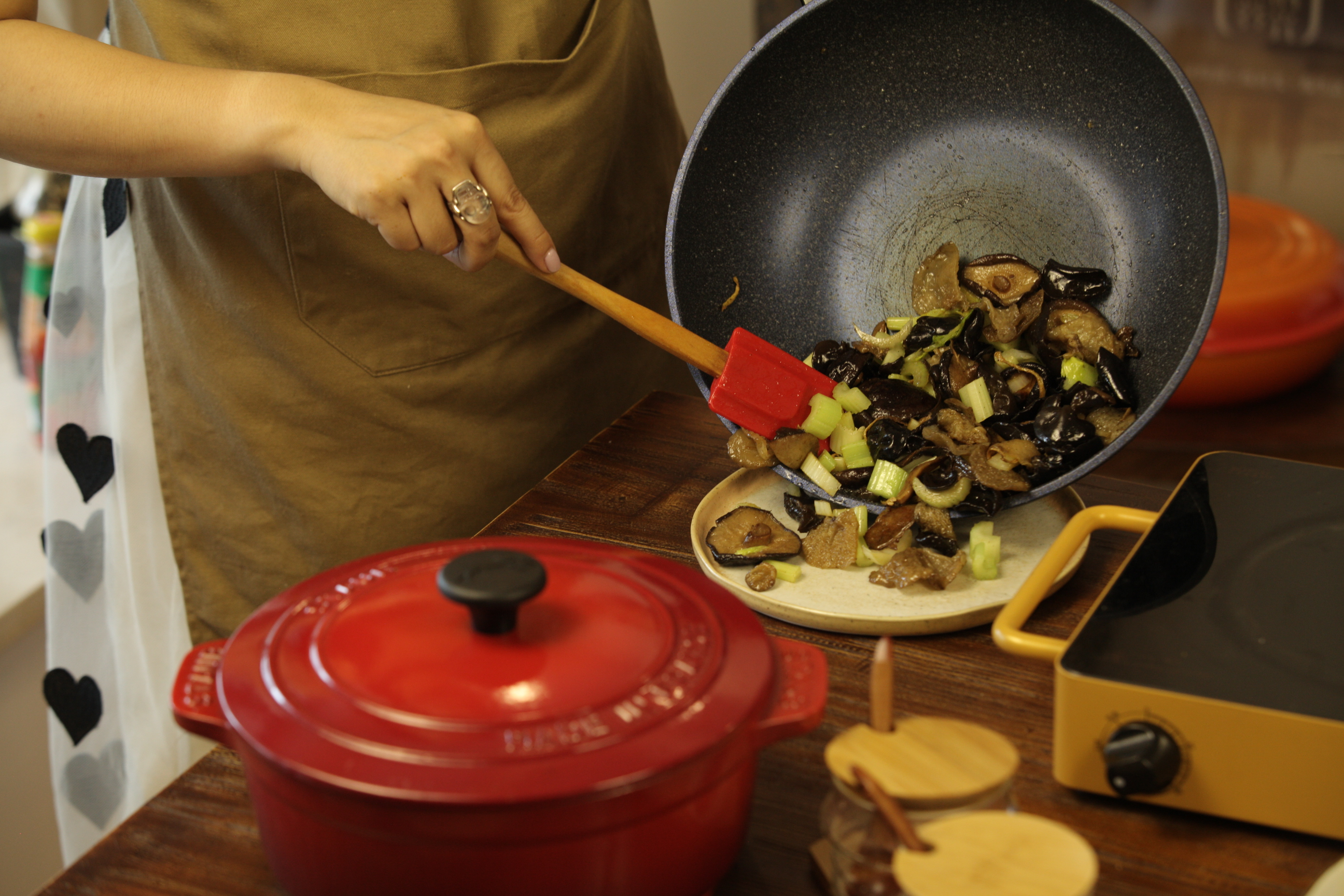 快手家常素菜——黑胡椒西芹炒雜菌的做法 步骤5