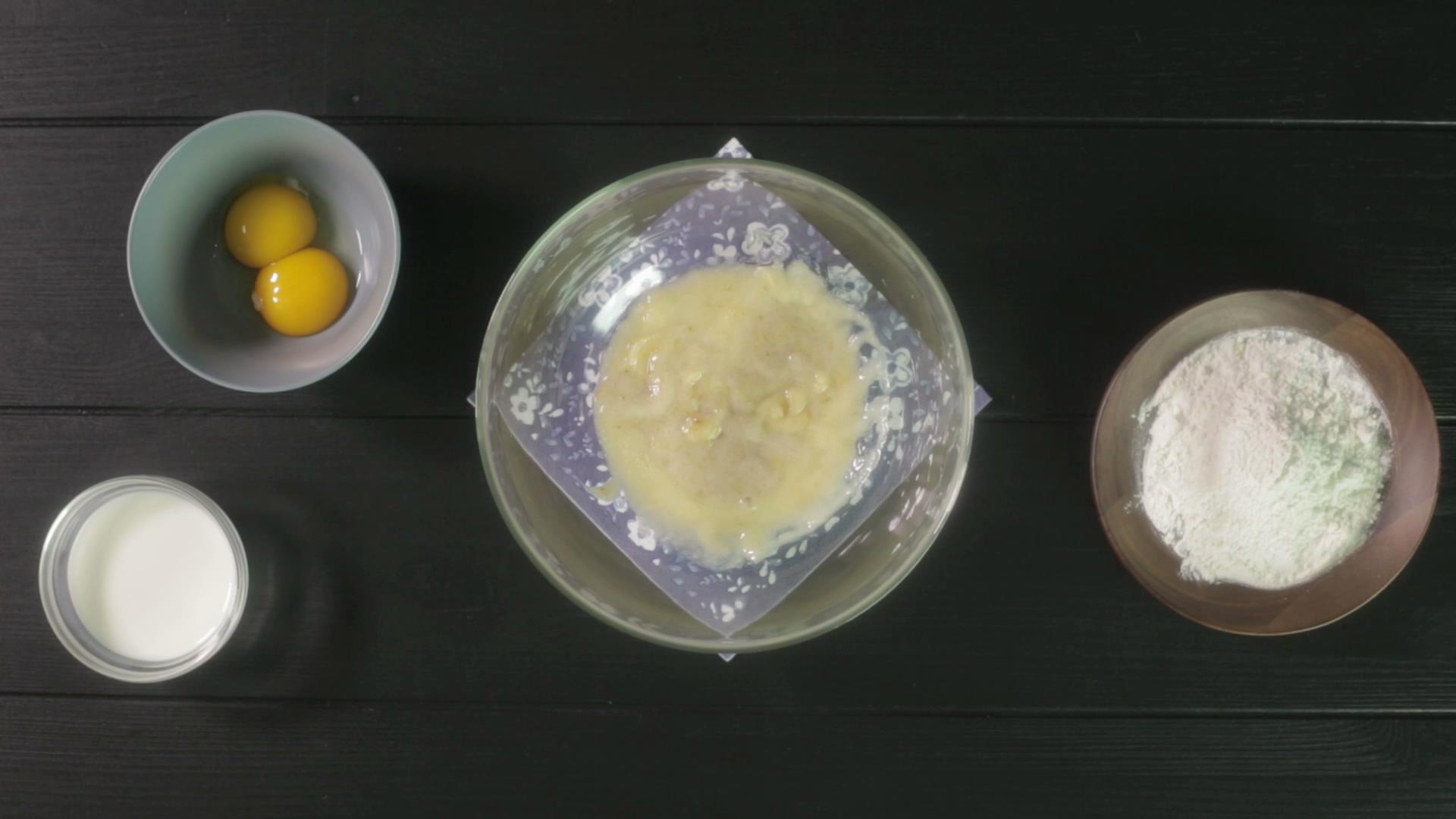 花樣煎餅 | 爸爸廚房 VOL..109 香蕉 鮮奶 麪粉 雞蛋的做法 步骤3