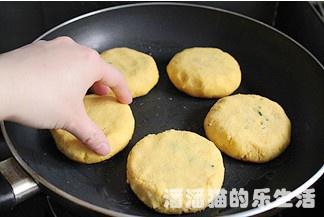 苦苣香菇玉米麪貼餅子的做法 步骤16