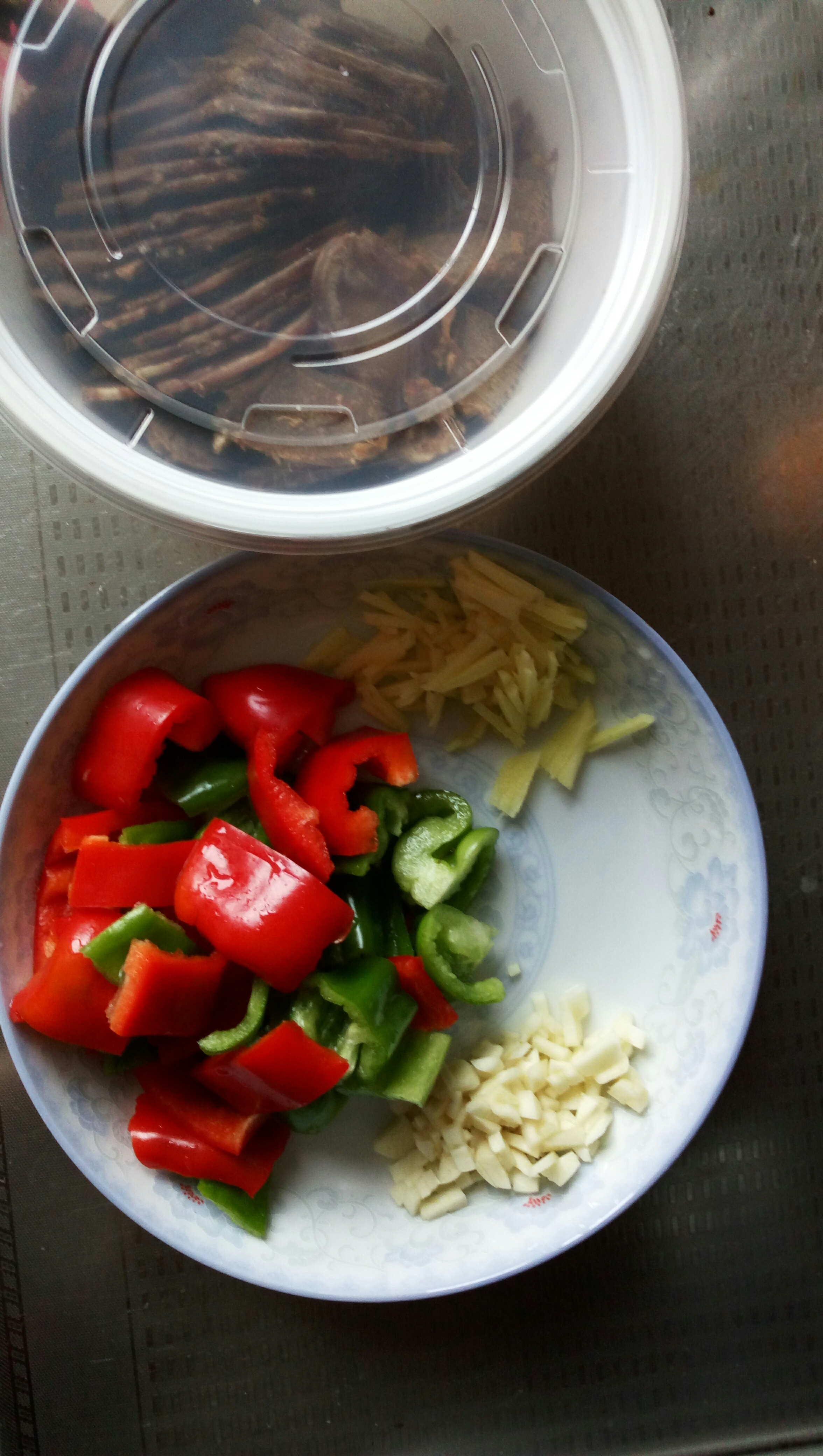 青紅椒炒滷牛肉的做法 步骤1