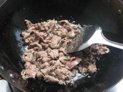 泡椒牛肉炒蓋菜的做法 步骤3