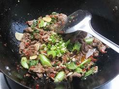 泡椒牛肉炒蓋菜的做法 步骤4