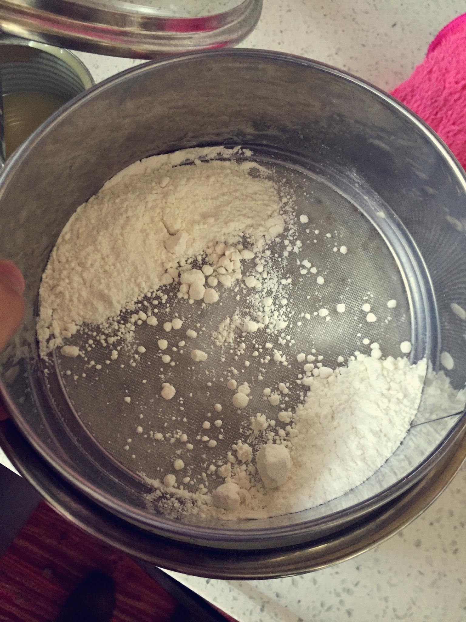 多餘打發奶油的用法：香脆芝麻餅乾的做法 步骤3