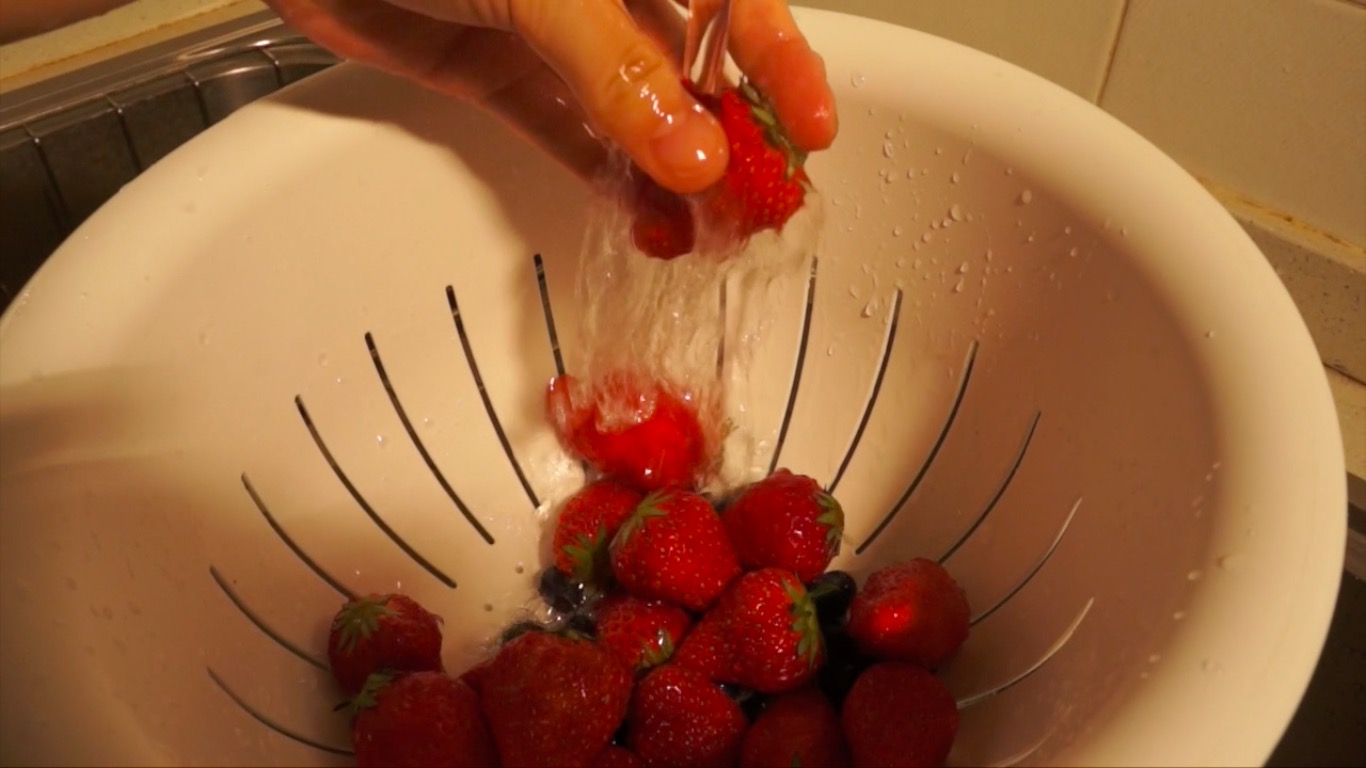 下酒菜：草莓巧克力鍋的做法 步骤2