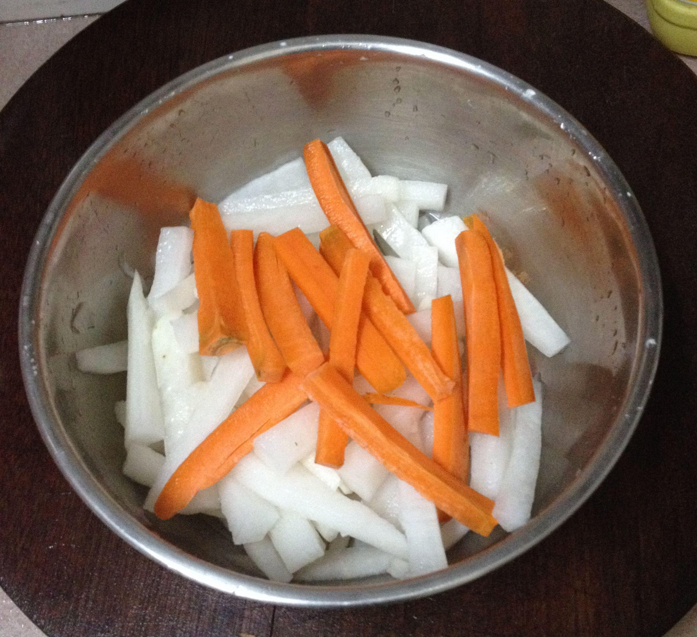 快手醃酸蘿蔔的做法 步骤1