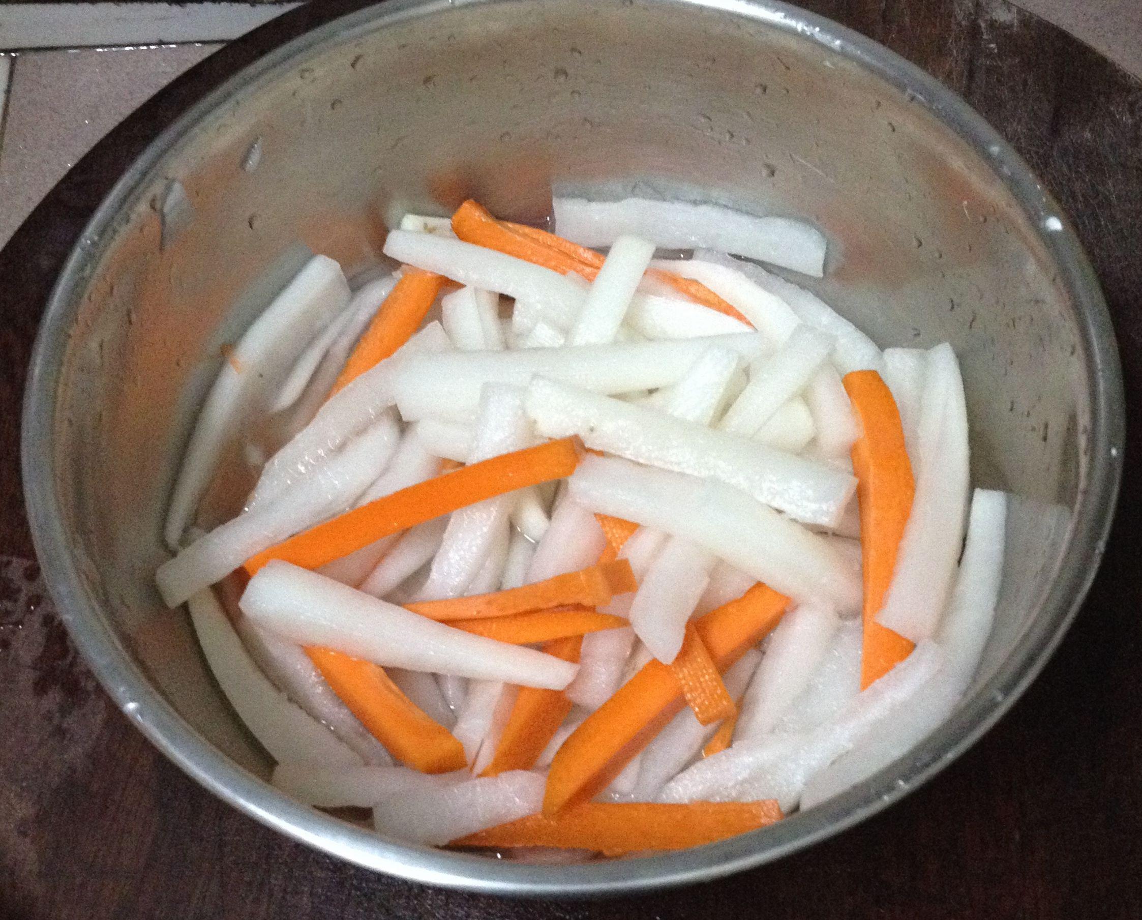 快手醃酸蘿蔔的做法 步骤2