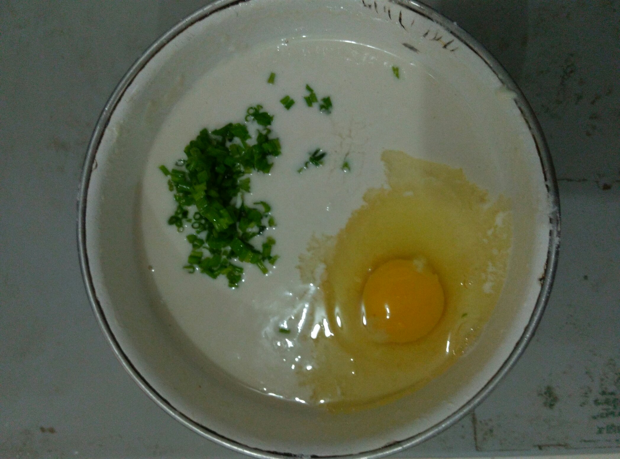 香蔥雞蛋餅（附上面粉和水份的用量）的做法 步骤1