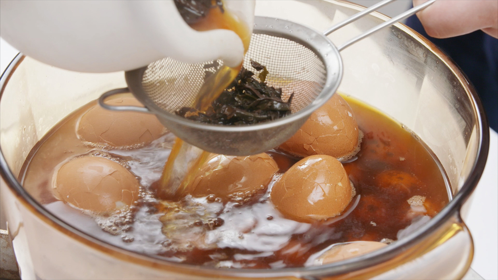 茶葉蛋，只用茶葉醬油煮出好味道！的做法 步骤4