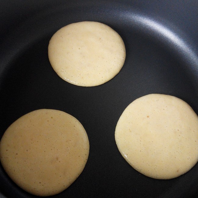 銅鑼燒(一次煎三塊餅皮、全蛋打發、新增果醬版)的做法 步骤8