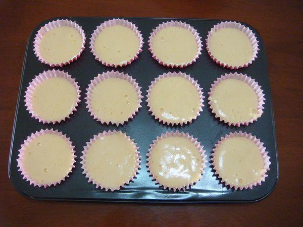 草莓奶油杯子蛋糕——三八節，犒勞自己的小甜品的做法 步骤6